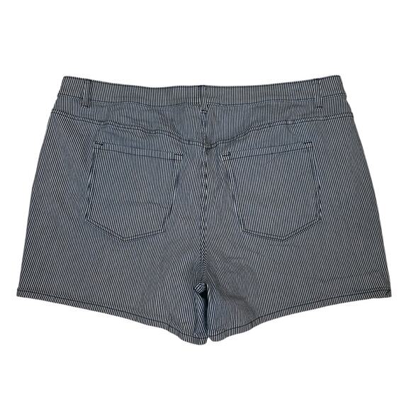 Venezia Womens 22 Plus Vertical Striped Jean Shorts - Picture 2 of 9